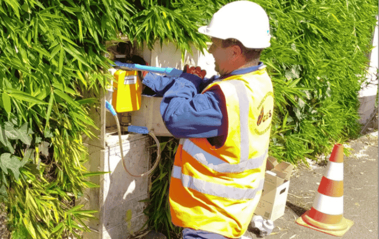 personne en train de faire un raccordement gaz