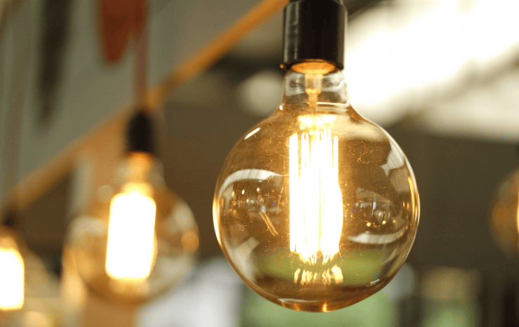 ampoule allumée par l'électricité fournie par GES