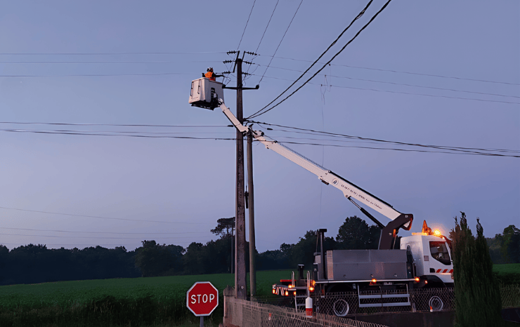 homme en train d'intervenir sur le réseau électrique du fournisseur d'élecricité GES