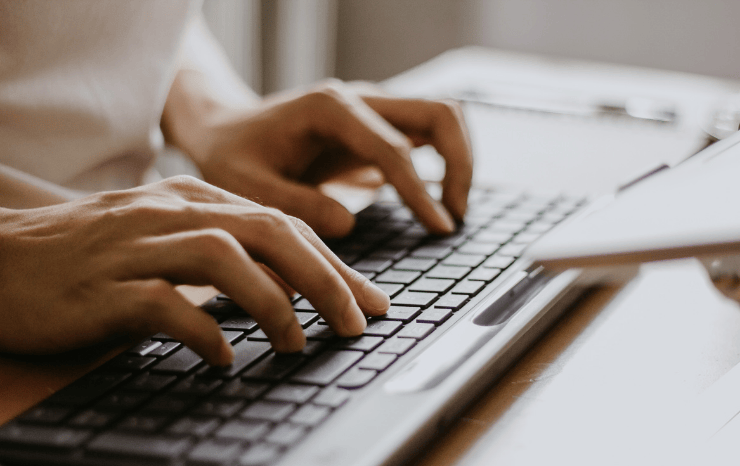 personne en train de souscrire un contrat gaz sur son ordinateur